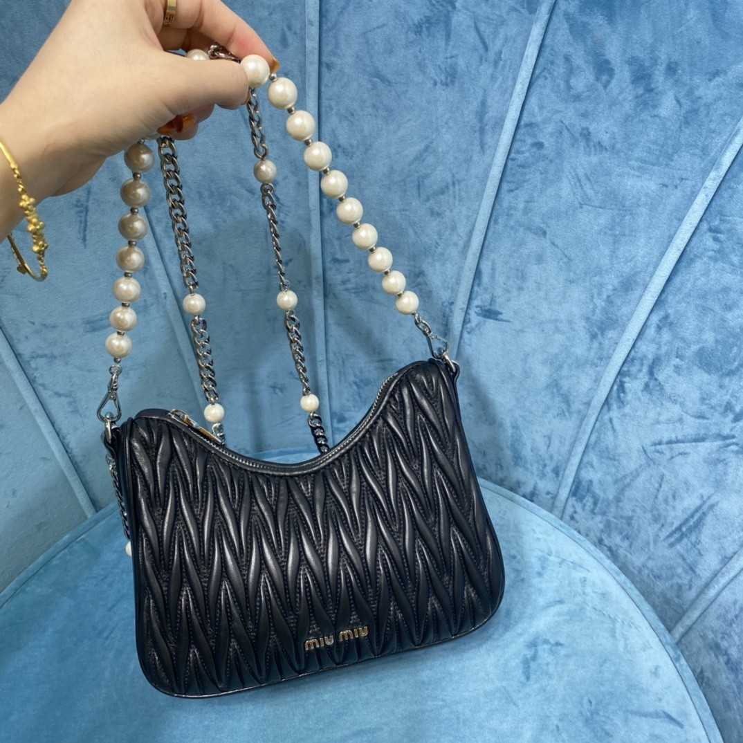 미우미우 MiuMiu 마틀라세 숄더 백