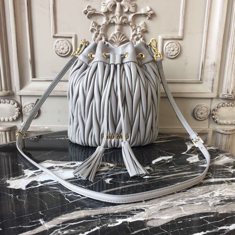 미우미우 마테라쎄 버킷백