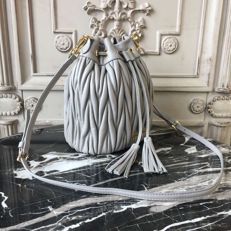 미우미우 마테라쎄 버킷백