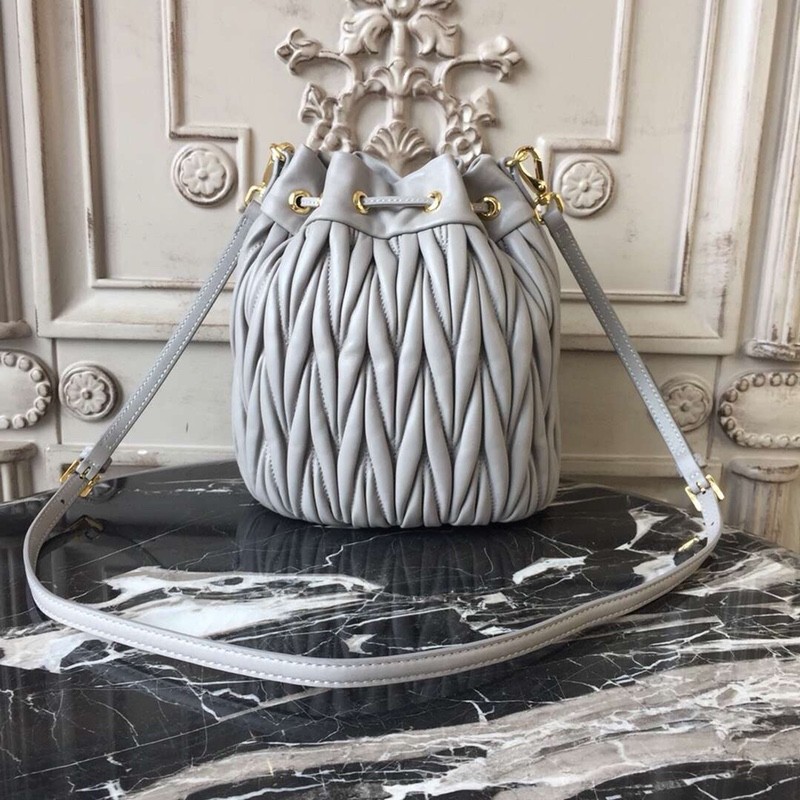 미우미우 마테라쎄 버킷백