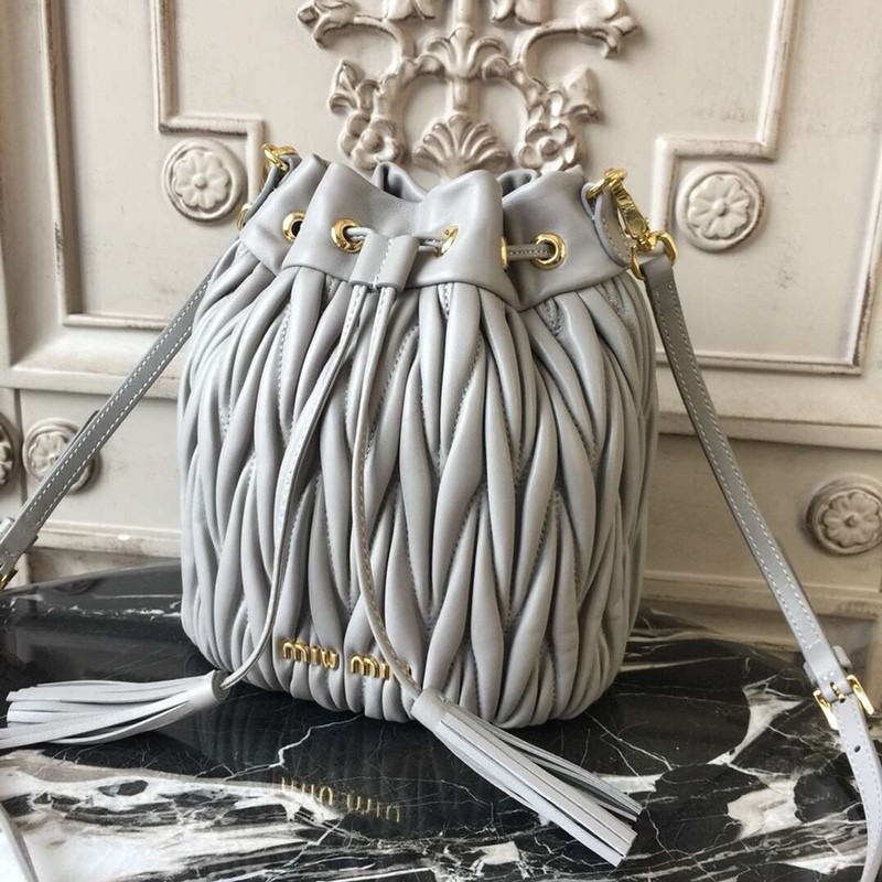 미우미우 마테라쎄 버킷백