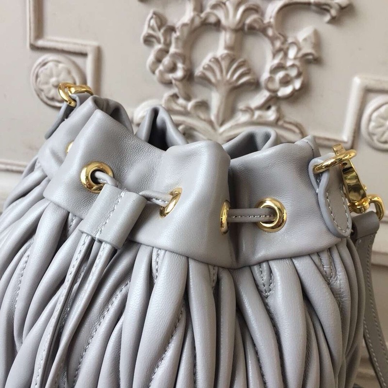 미우미우 마테라쎄 버킷백