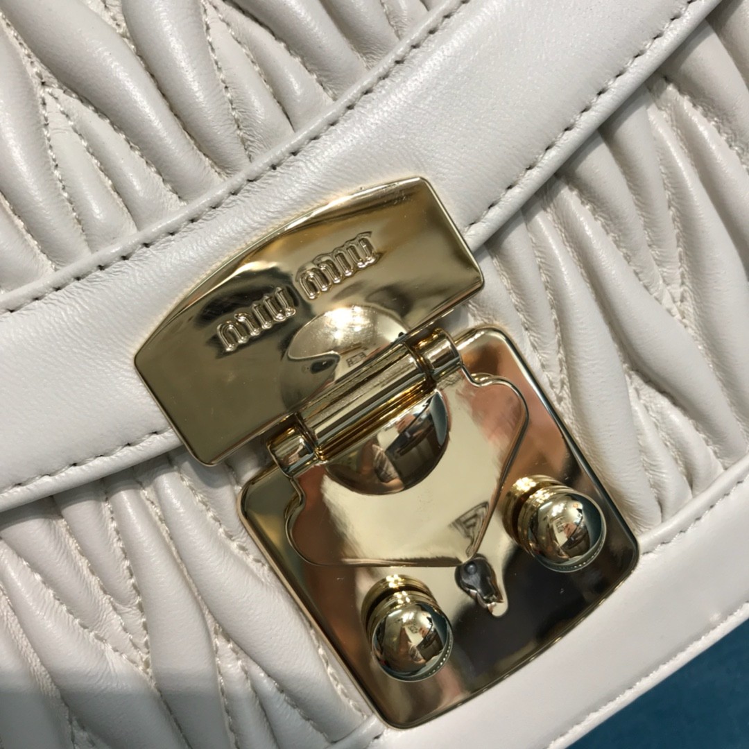 미우미우 컨피덴셜 마테라쎄 숄더백