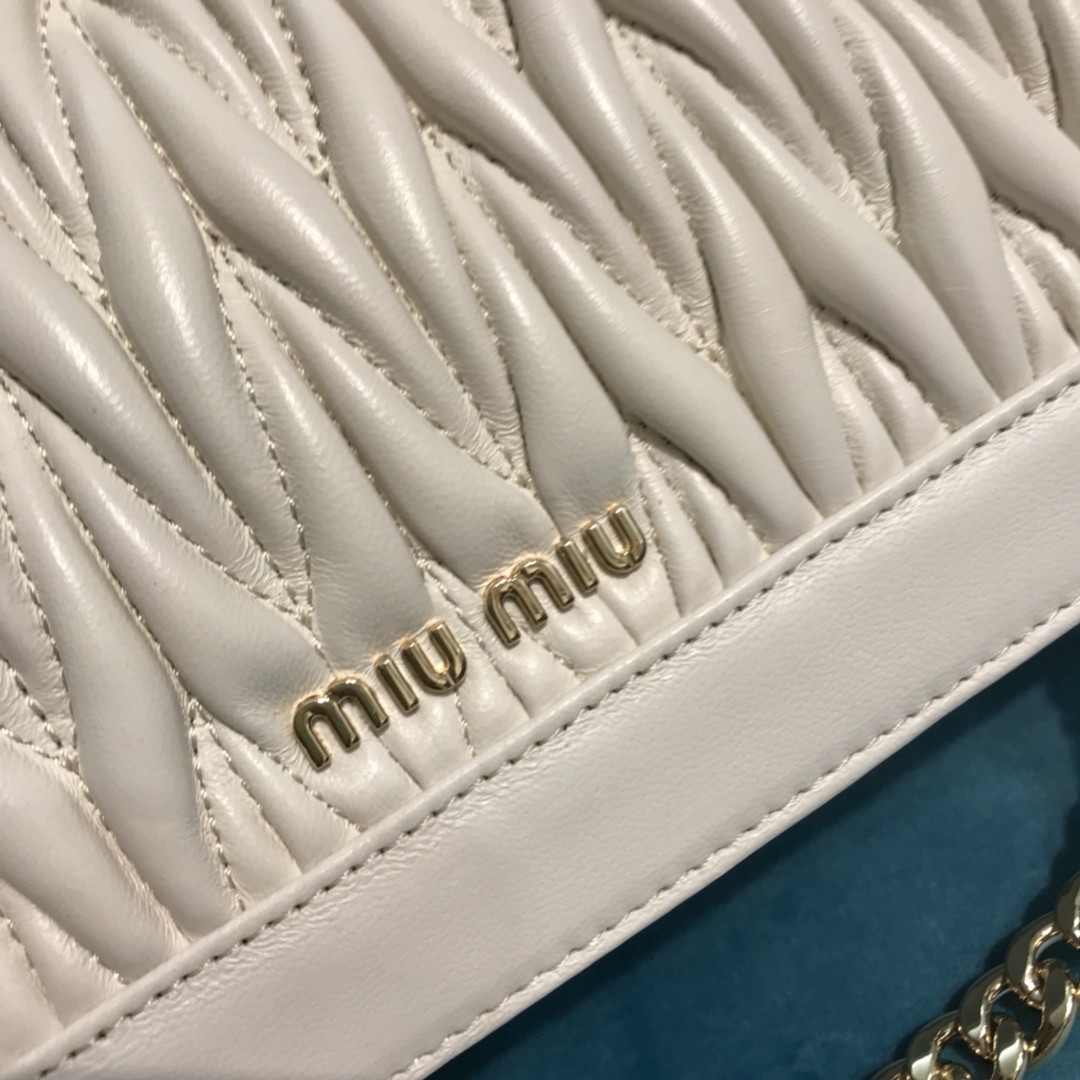 미우미우 컨피덴셜 마테라쎄 숄더백