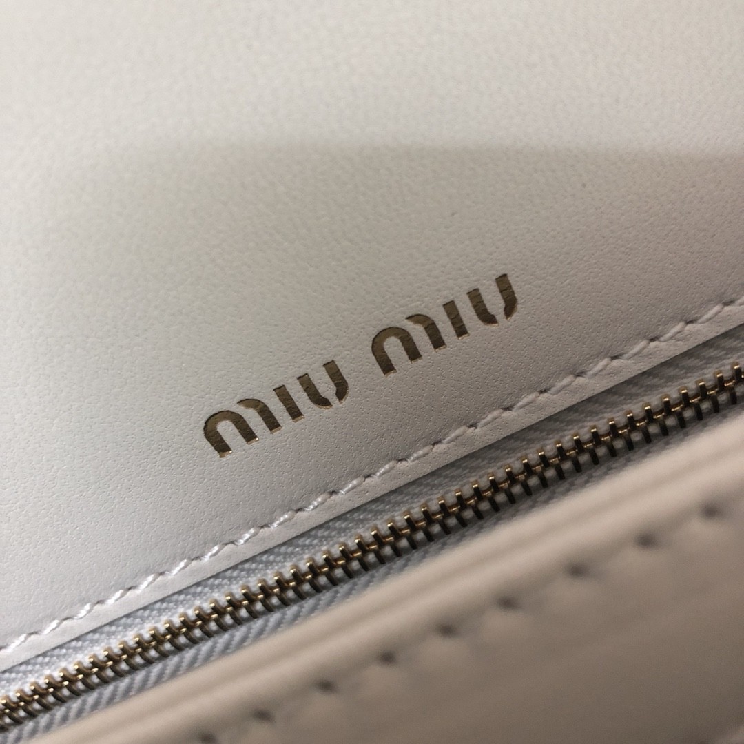 미우미우 컨피덴셜 마테라쎄 숄더백