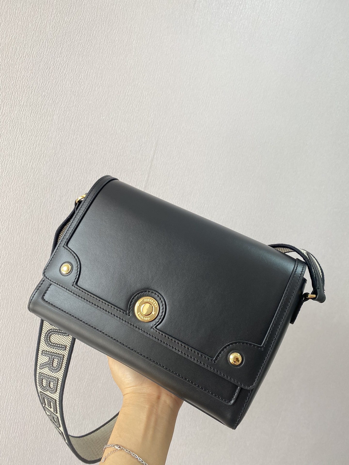 버버리 탑 스티치 가죽 크로스백