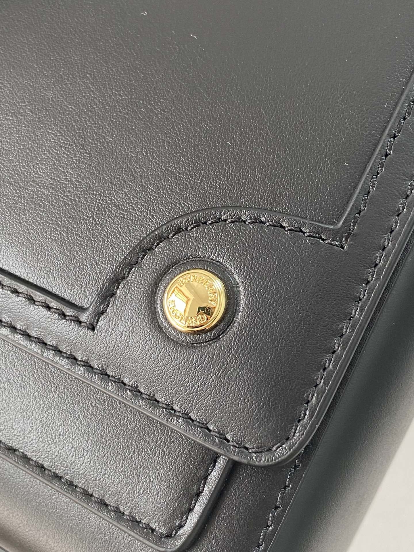 버버리 탑 스티치 가죽 크로스백