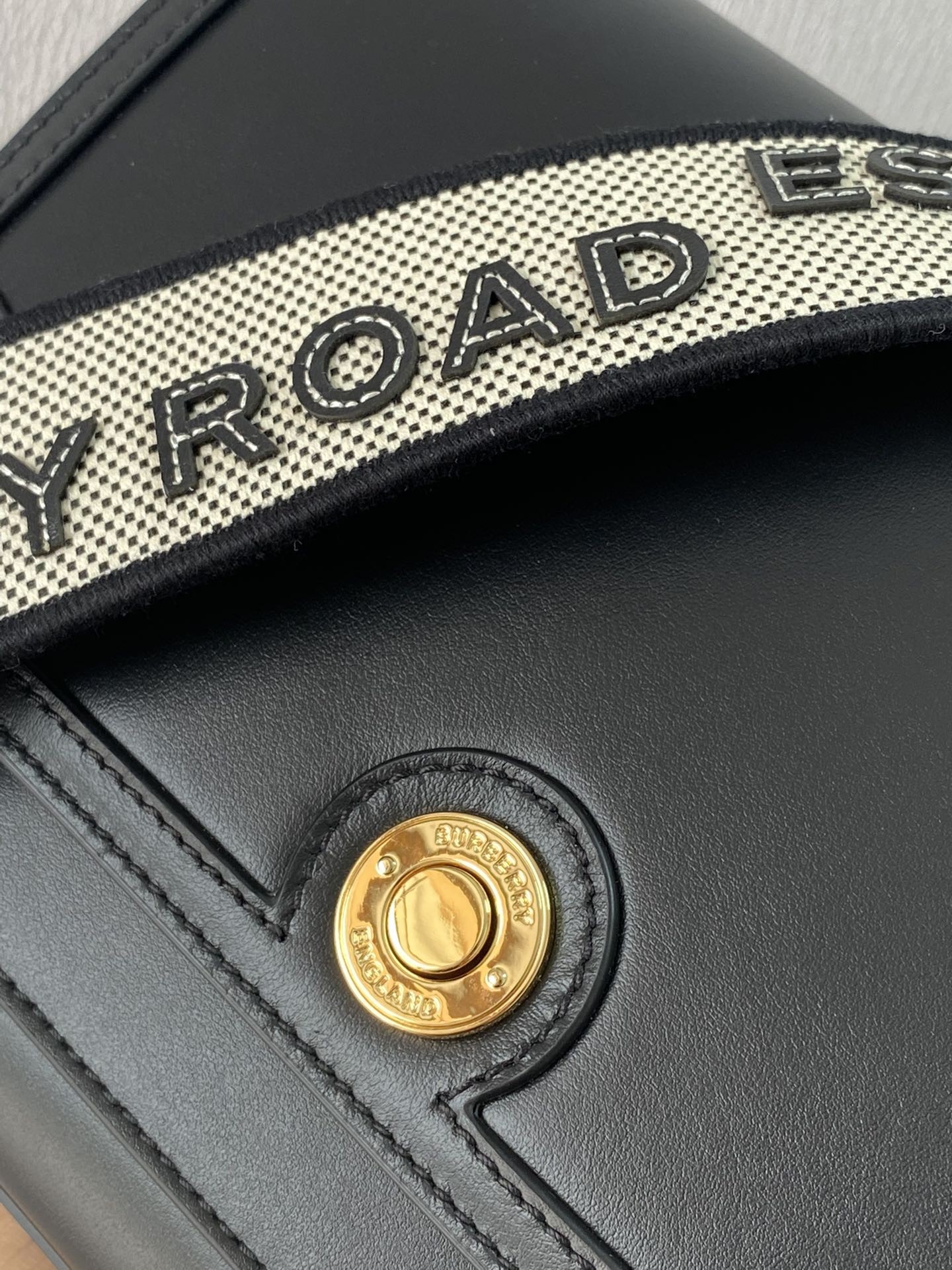 버버리 탑 스티치 가죽 크로스백