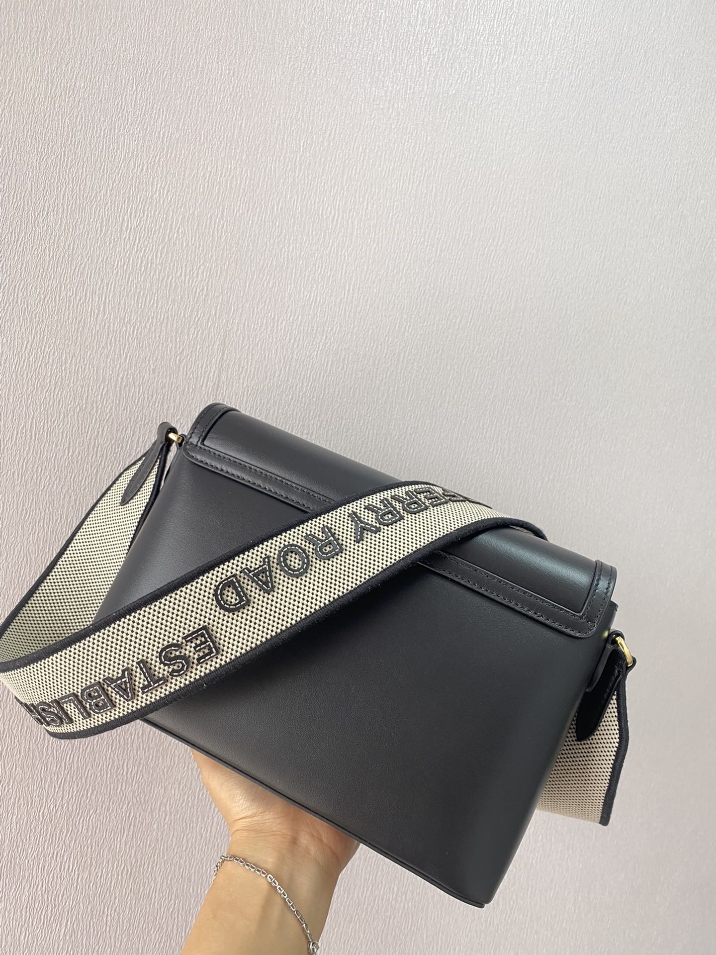 버버리 탑 스티치 가죽 크로스백