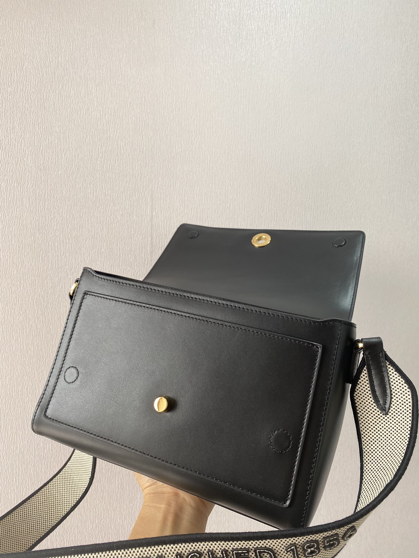 버버리 탑 스티치 가죽 크로스백