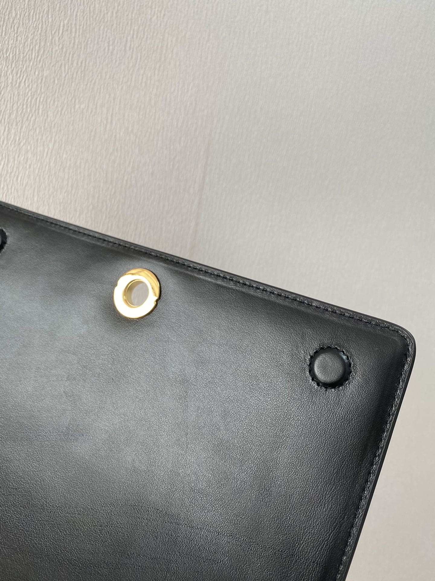 버버리 탑 스티치 가죽 크로스백