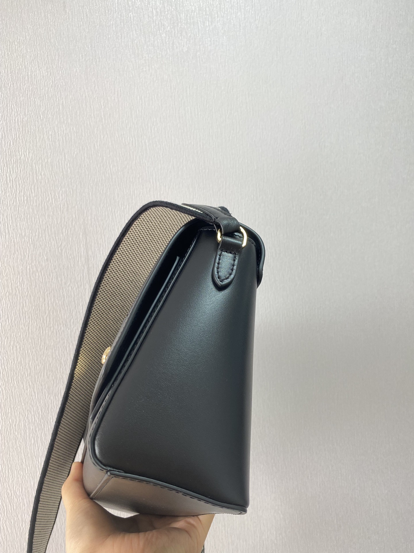 버버리 탑 스티치 가죽 크로스백