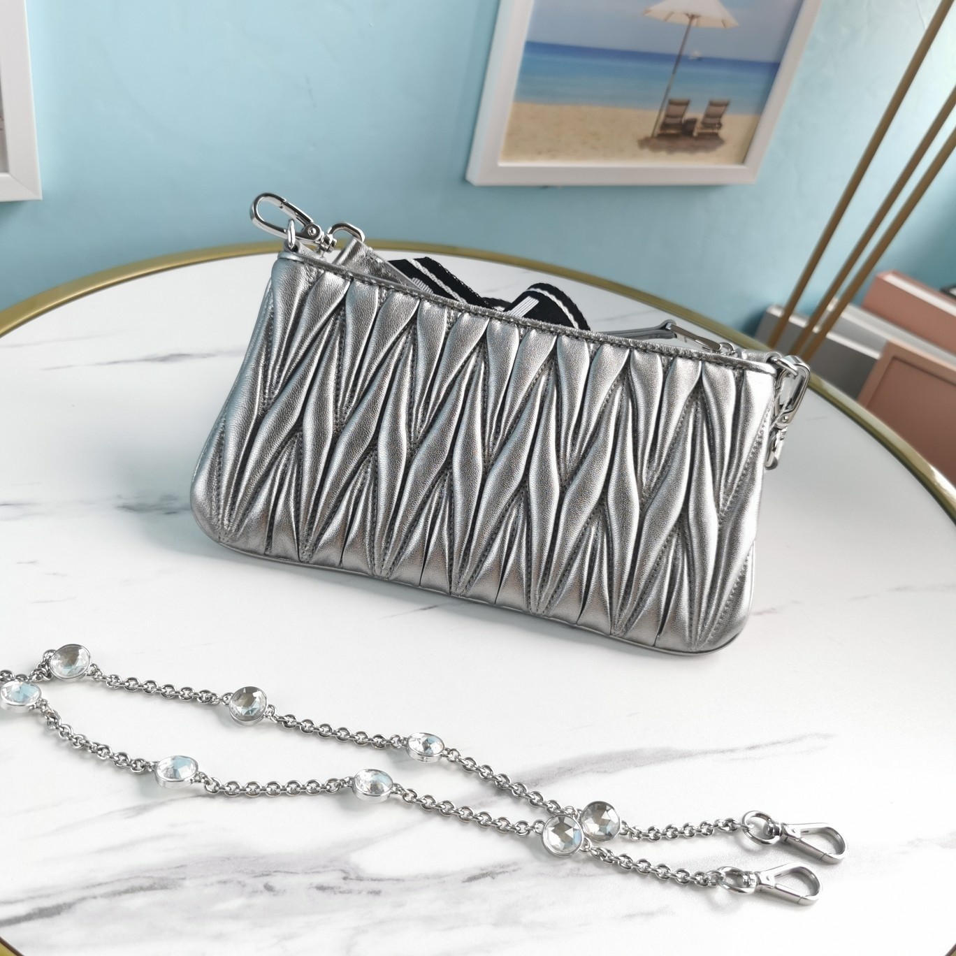 미우미우 메탈로고 마틀라세 크로스백