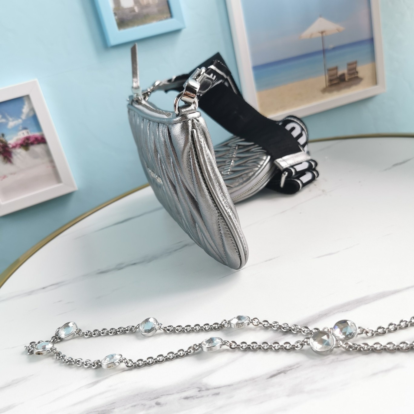 미우미우 메탈로고 마틀라세 크로스백