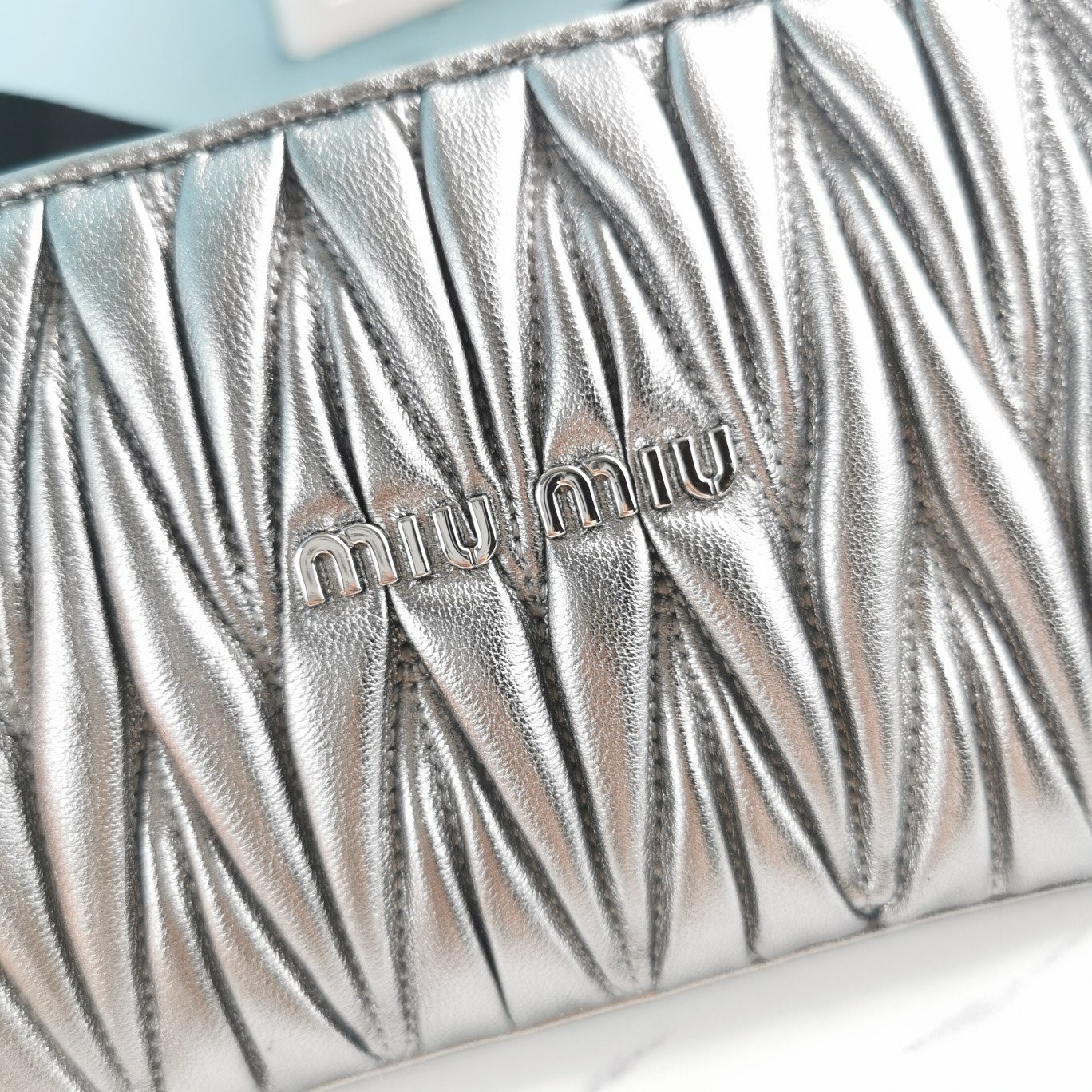 미우미우 메탈로고 마틀라세 크로스백