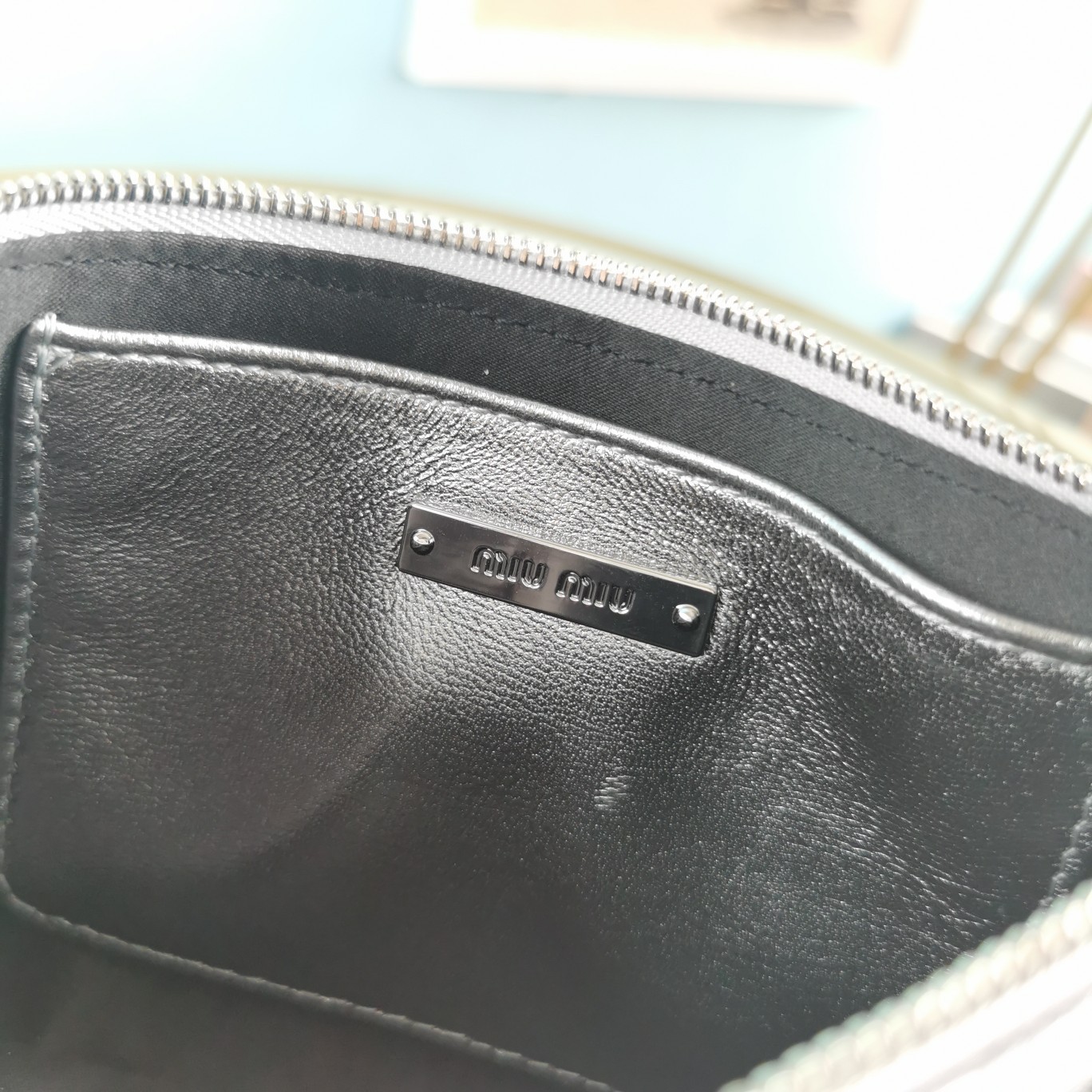 미우미우 메탈로고 마틀라세 크로스백