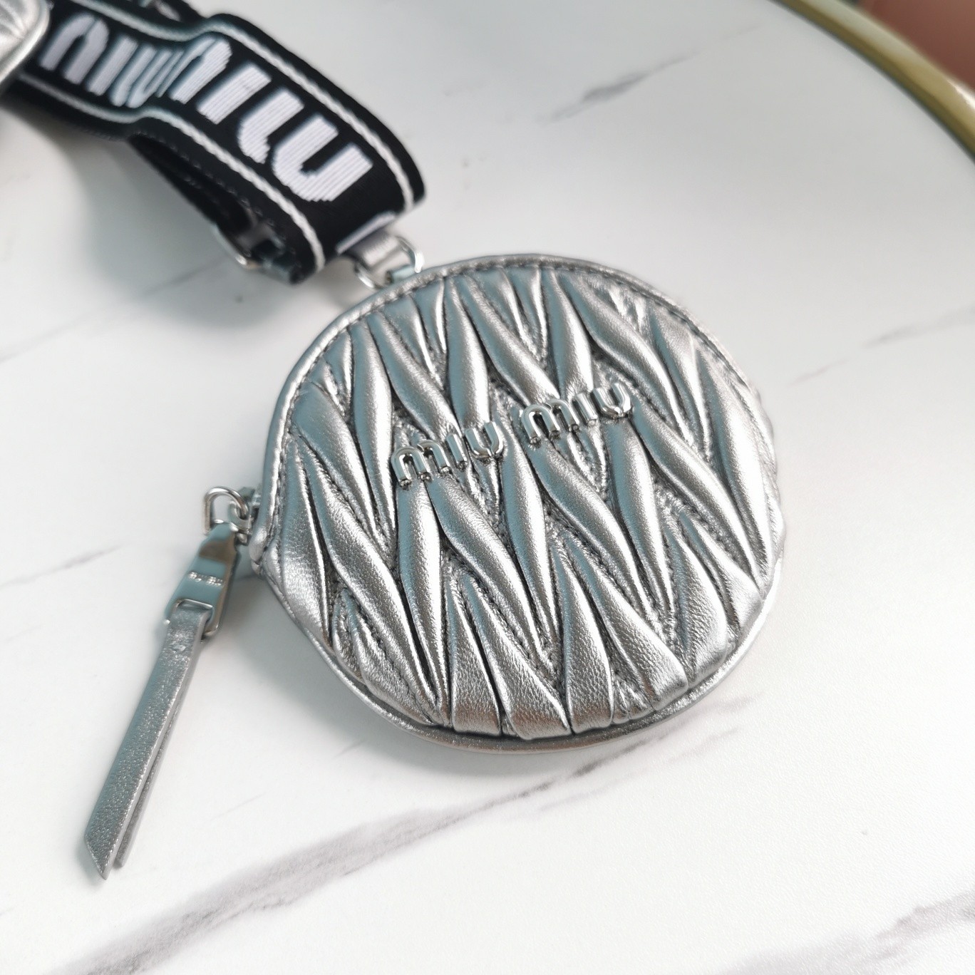 미우미우 메탈로고 마틀라세 크로스백