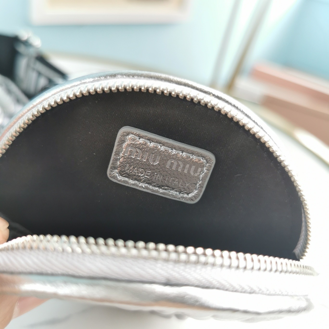 미우미우 메탈로고 마틀라세 크로스백