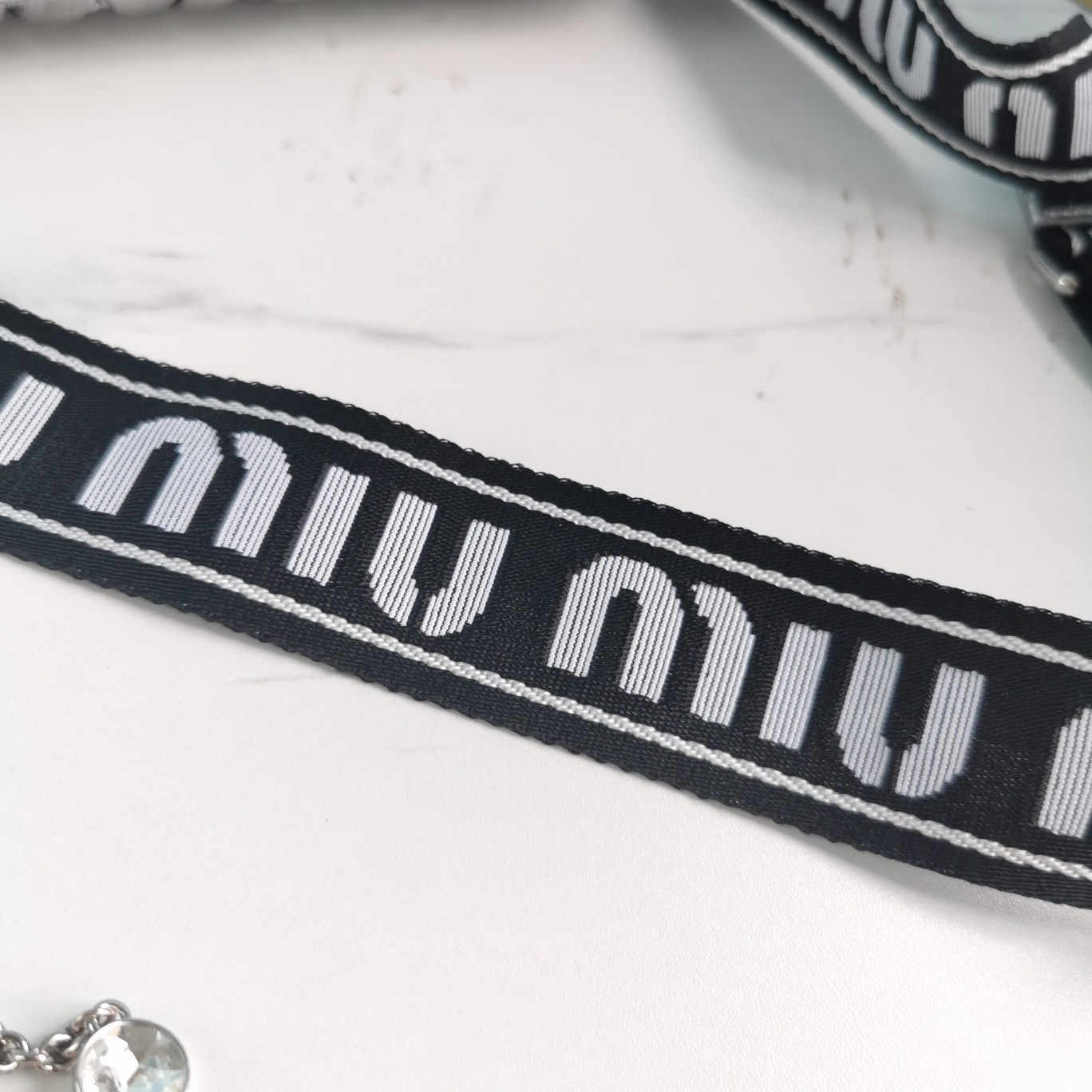 미우미우 메탈로고 마틀라세 크로스백