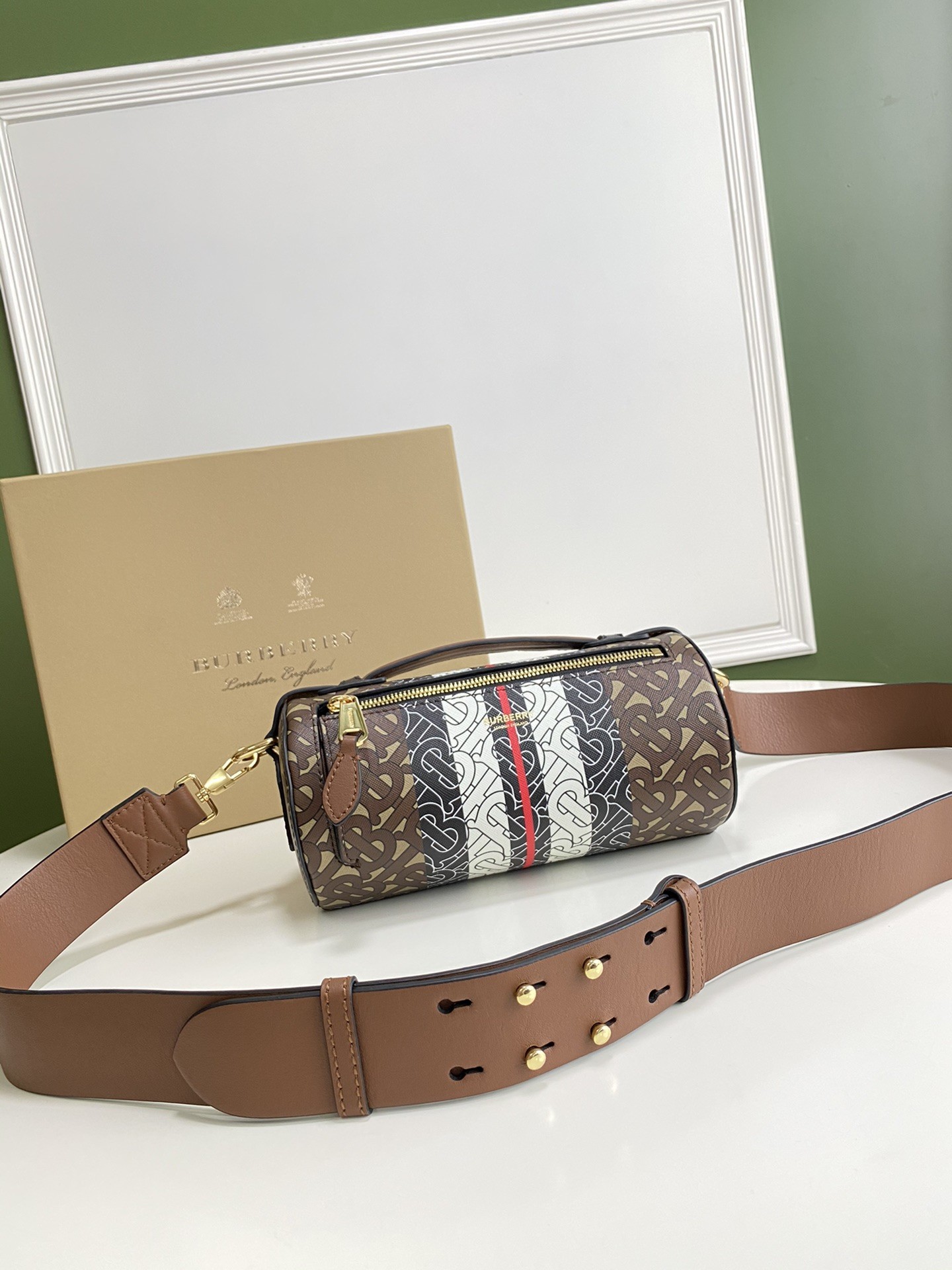 버버리 모노그램 스트라이프 배럴백