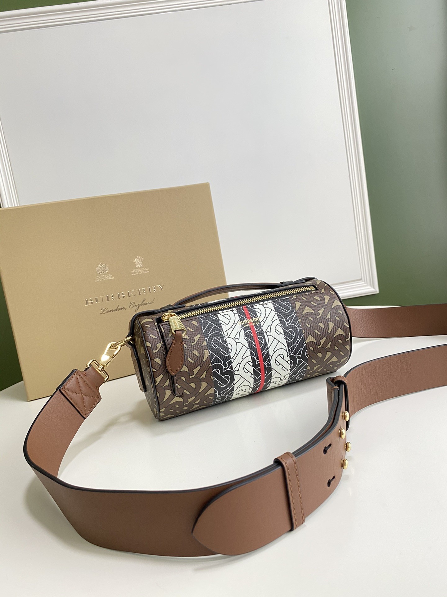 버버리 모노그램 스트라이프 배럴백