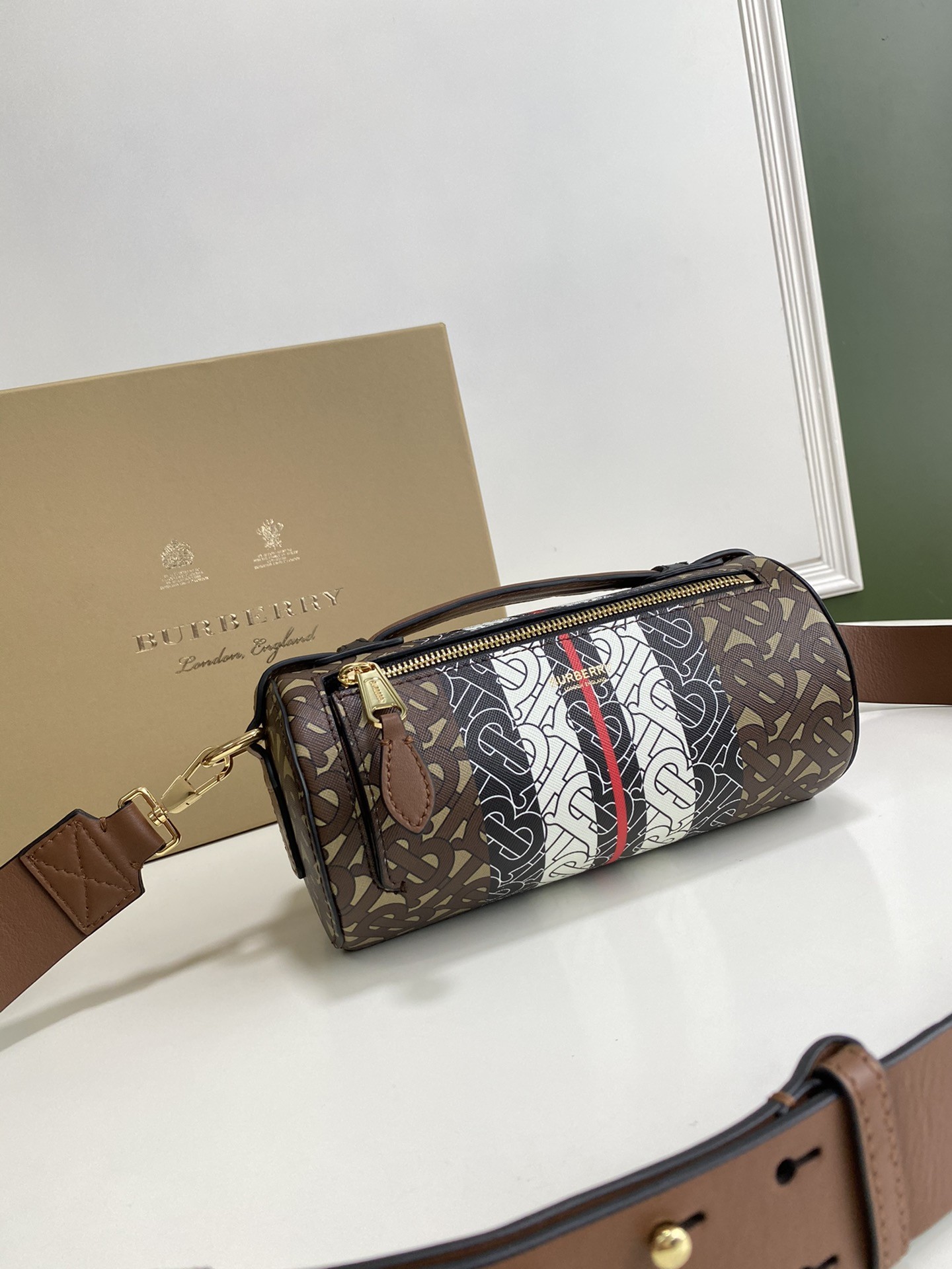 버버리 모노그램 스트라이프 배럴백