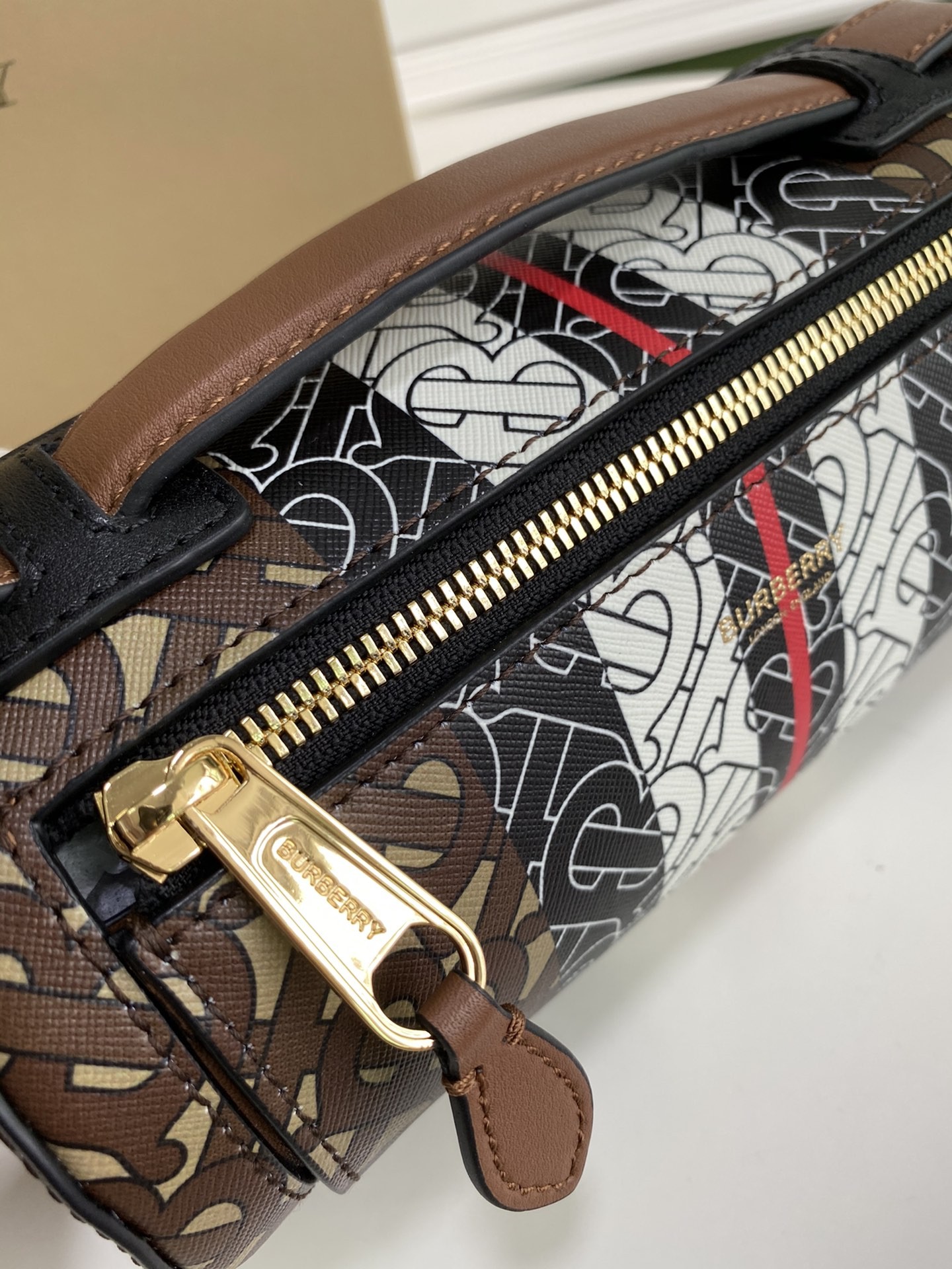 버버리 모노그램 스트라이프 배럴백