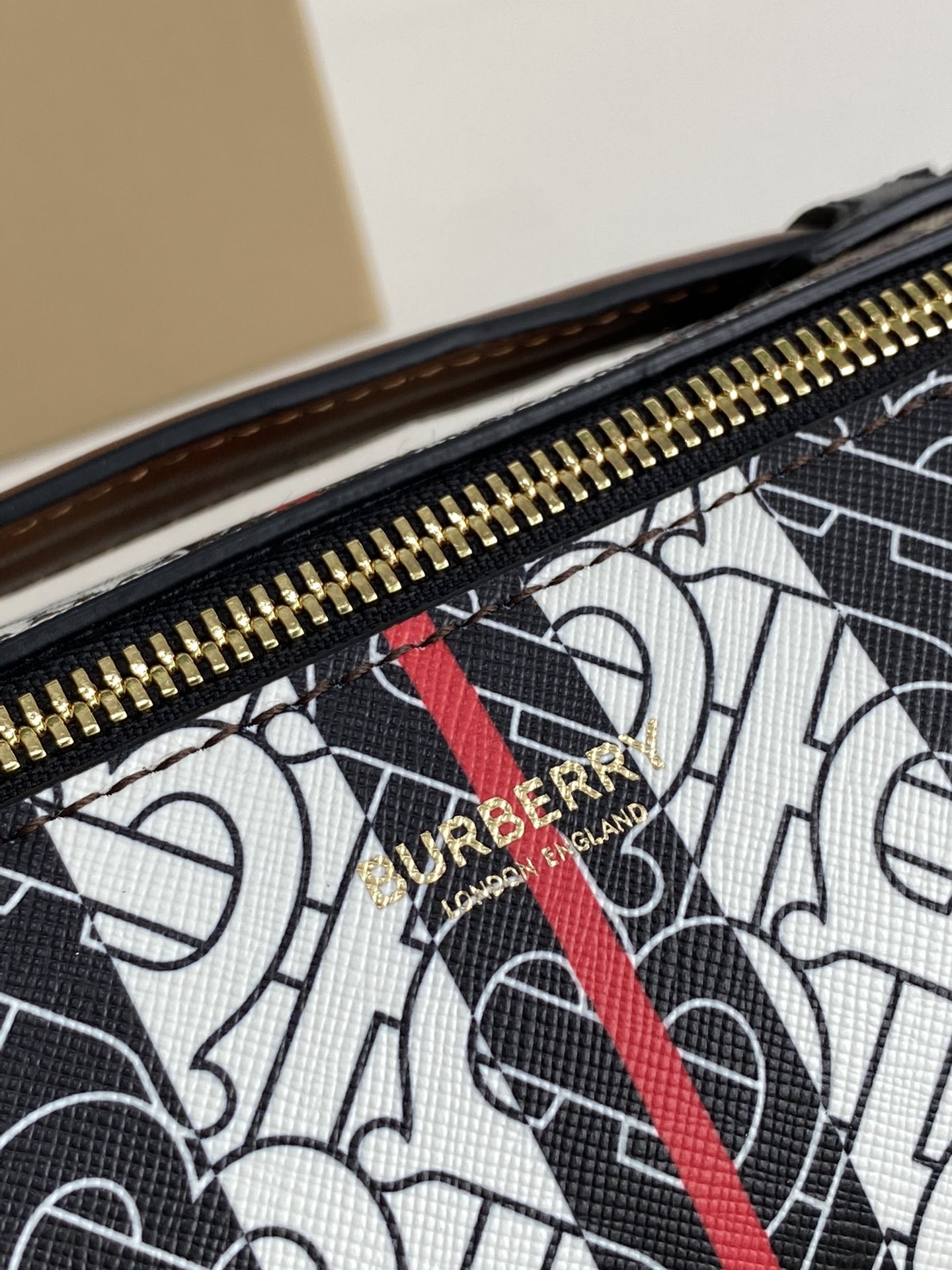 버버리 모노그램 스트라이프 배럴백