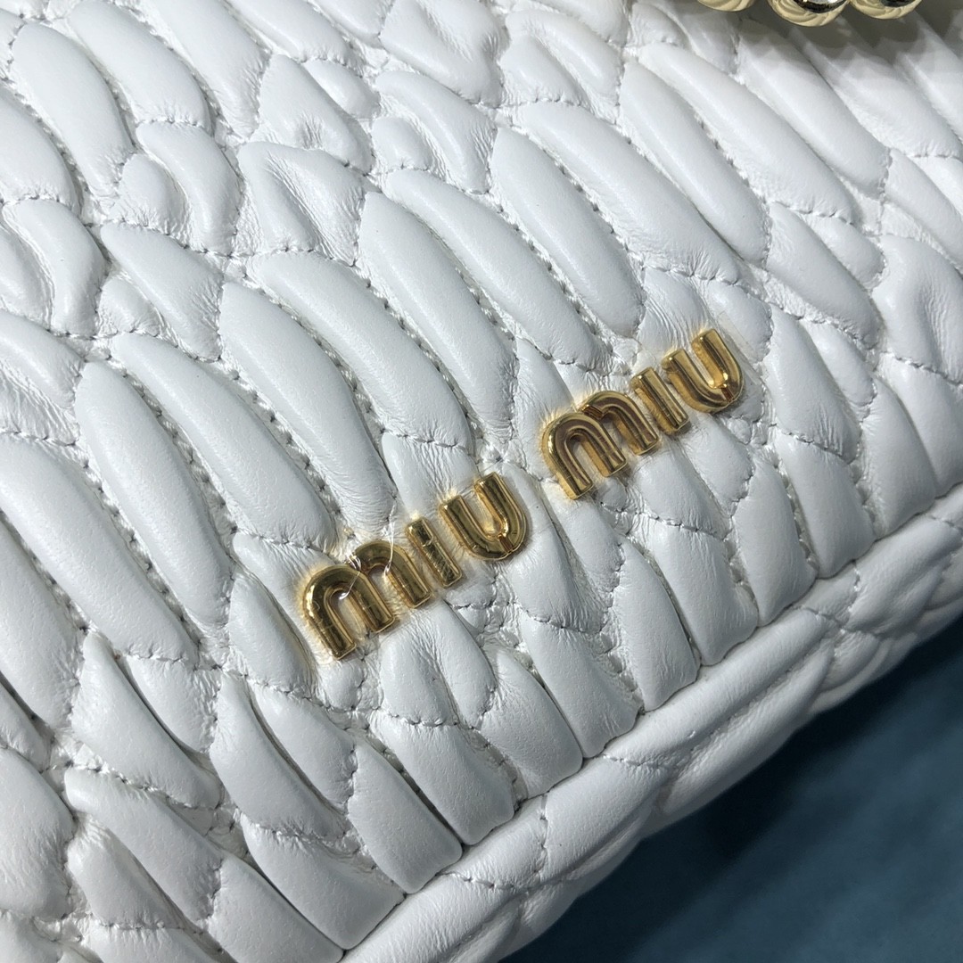 미우미우 아이코닉 크라스탈 숄더백