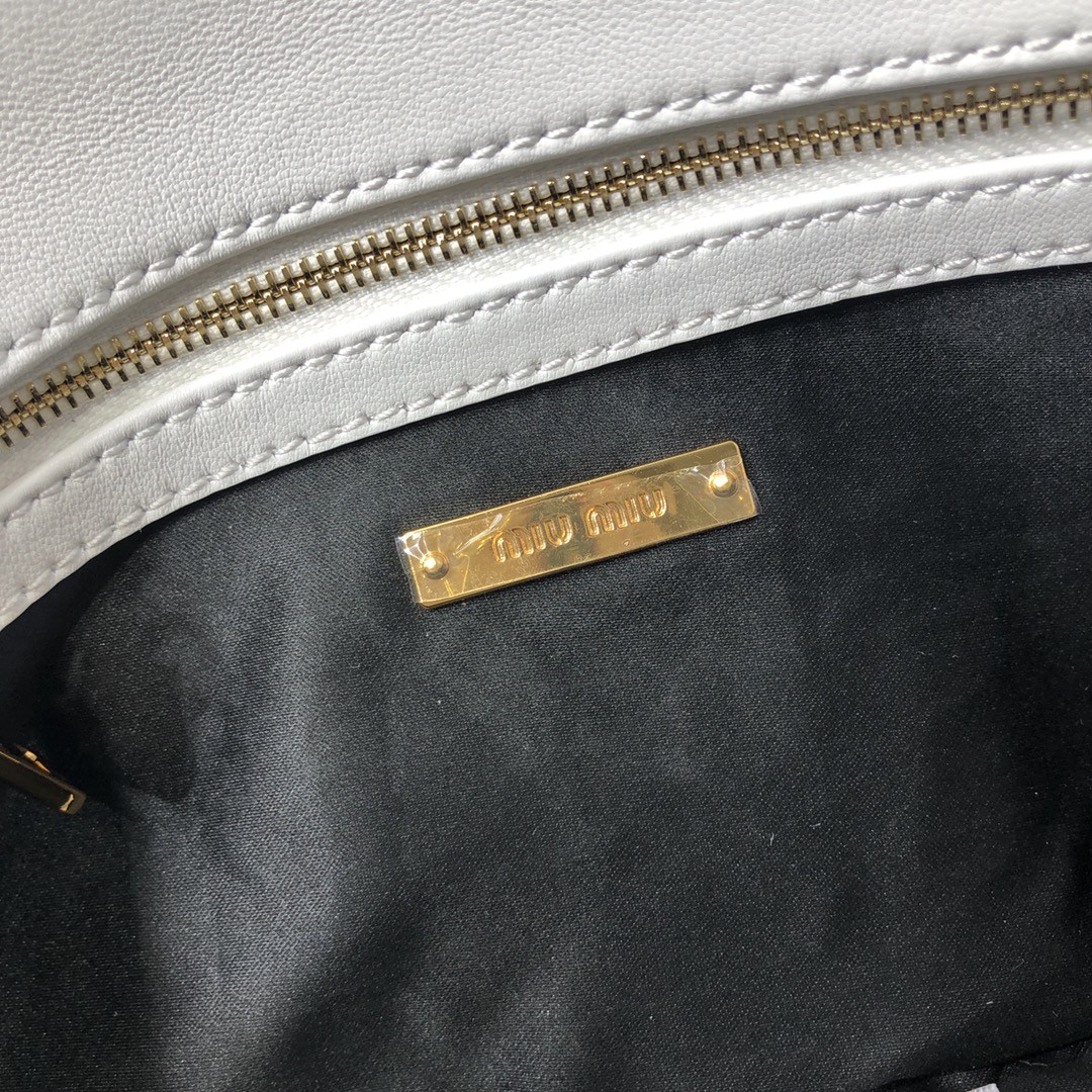 미우미우 아이코닉 크라스탈 숄더백