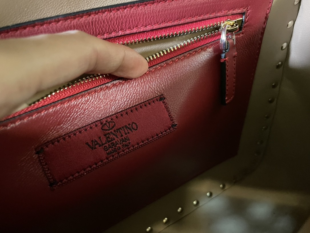 발렌티노 락스터드 스파이크 숄더백