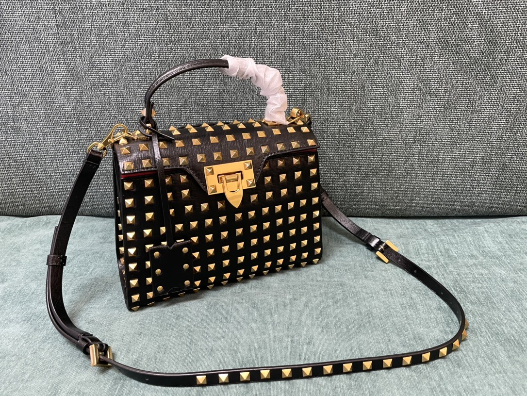 발렌티노 락스터드 알코브 토트백