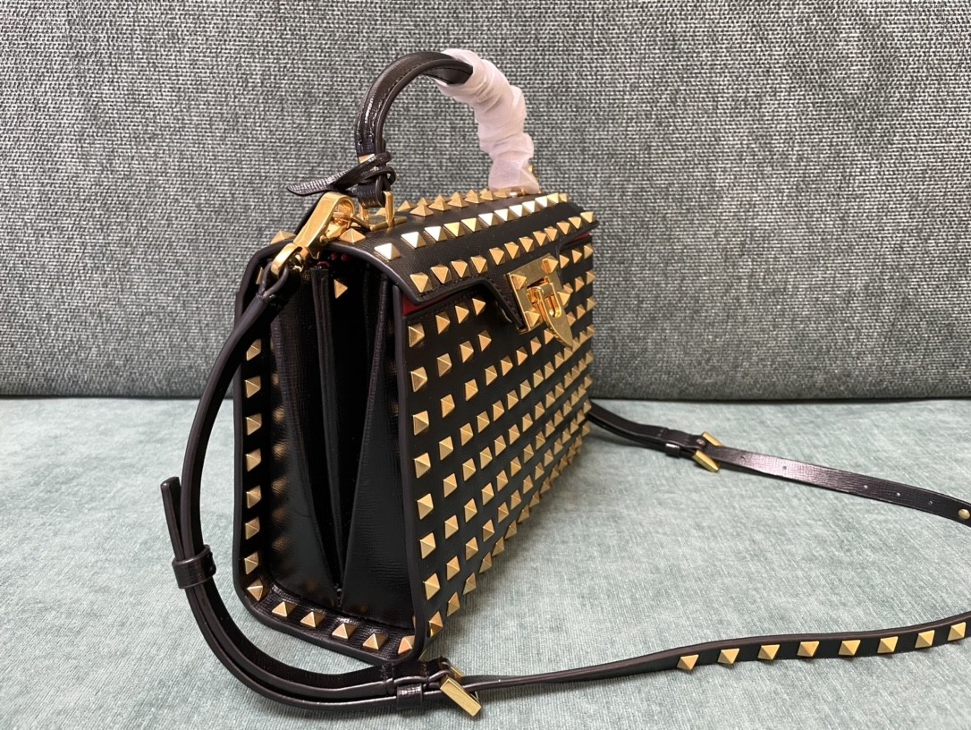 발렌티노 락스터드 알코브 토트백