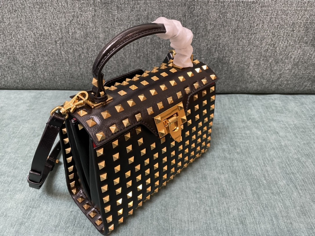 발렌티노 락스터드 알코브 토트백