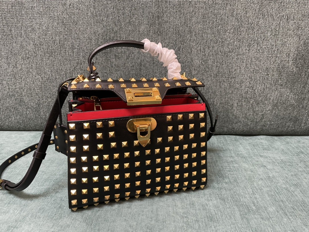 발렌티노 락스터드 알코브 토트백