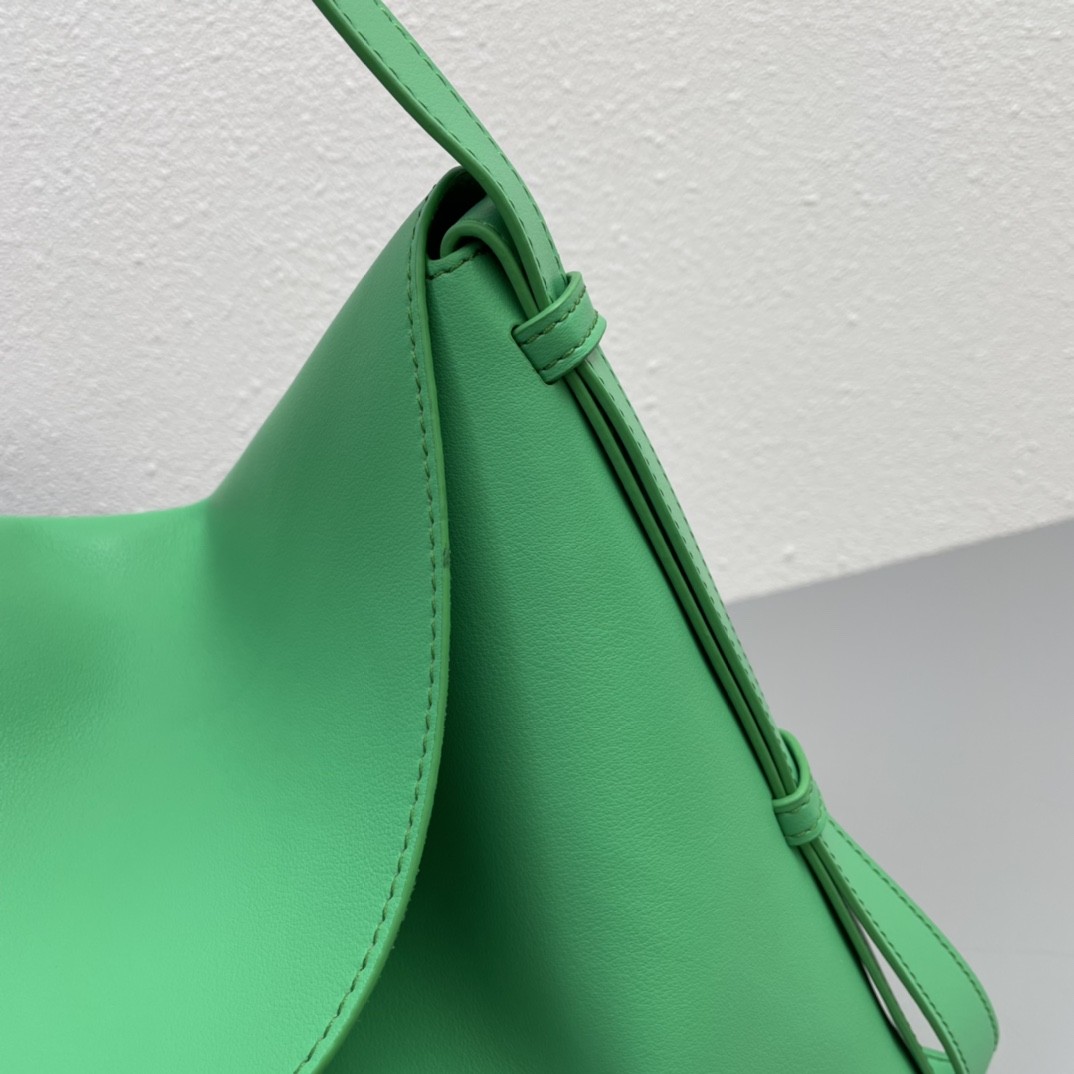 보테가베네타 숄더백