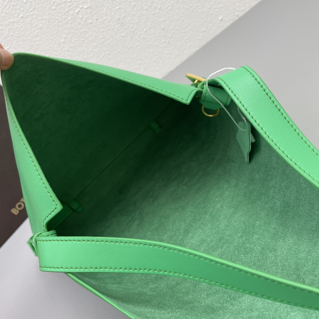 보테가베네타 숄더백