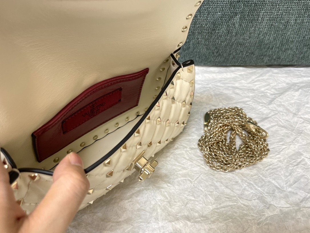 발렌티노 락스터드 스파이크 숄더백