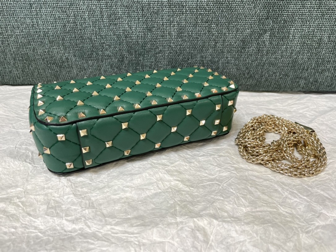 발렌티노 락스터드 스파이크 숄더백