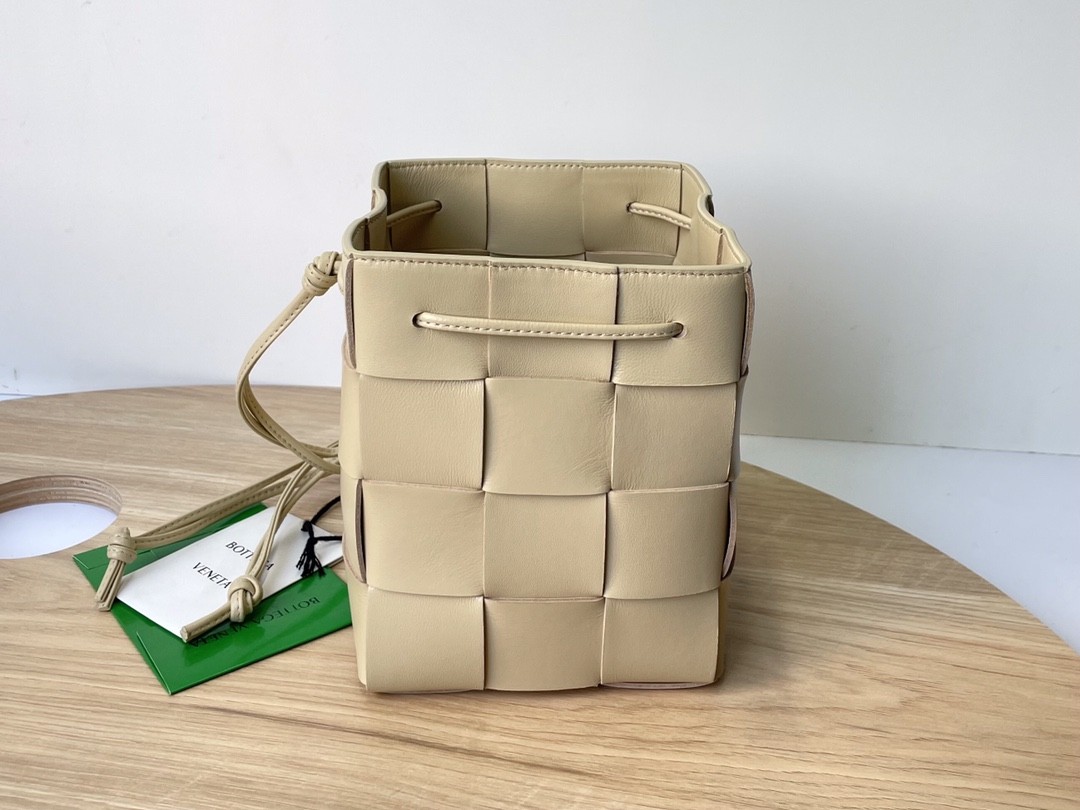 보테가베네타 숄더백