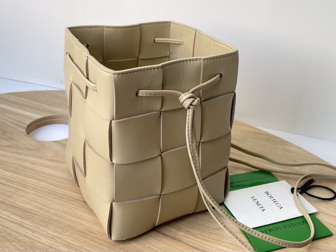 보테가베네타 숄더백