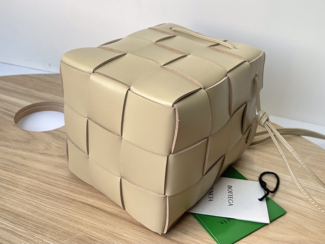 보테가베네타 숄더백