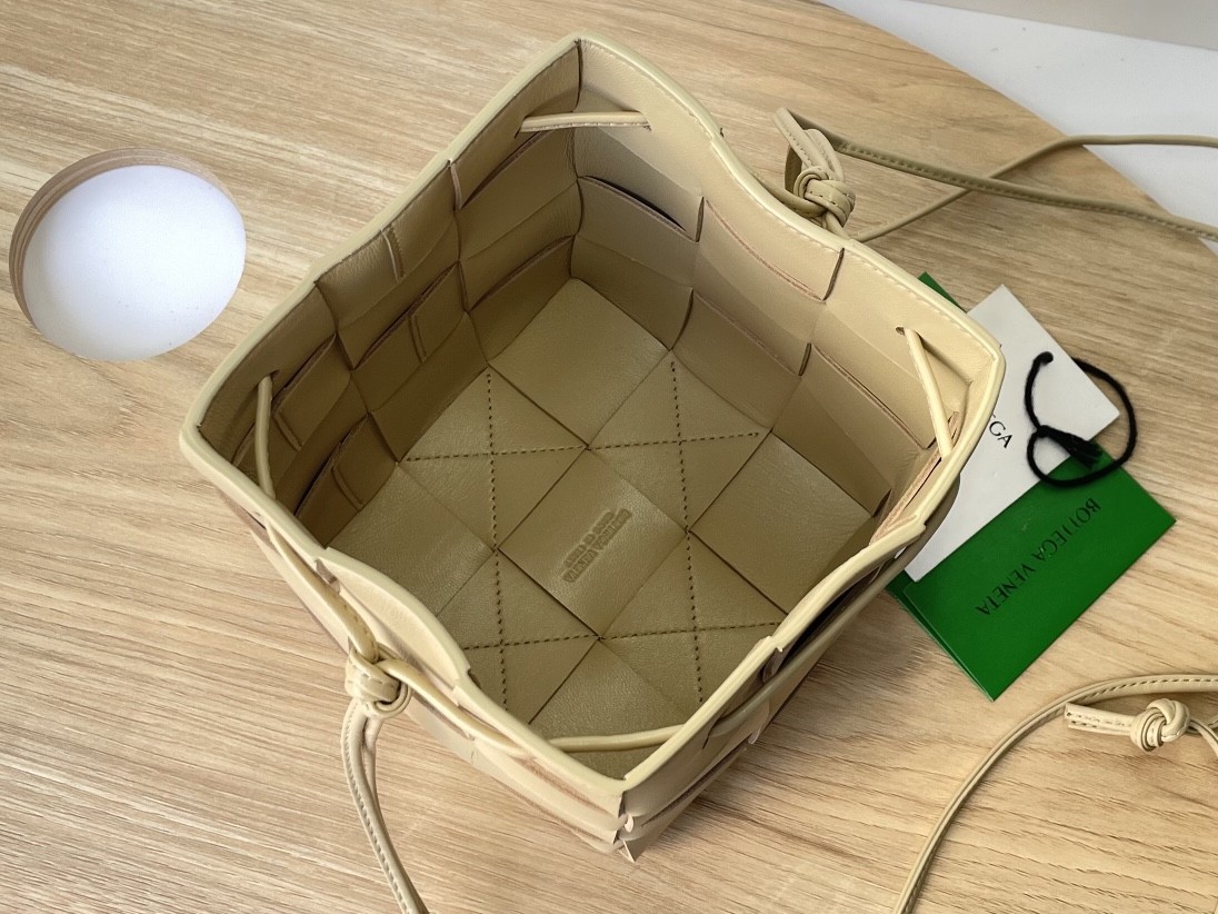 보테가베네타 숄더백