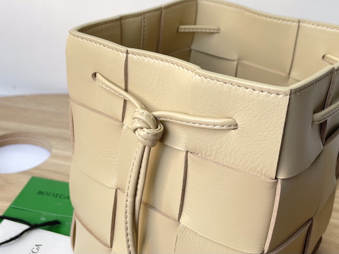 보테가베네타 숄더백