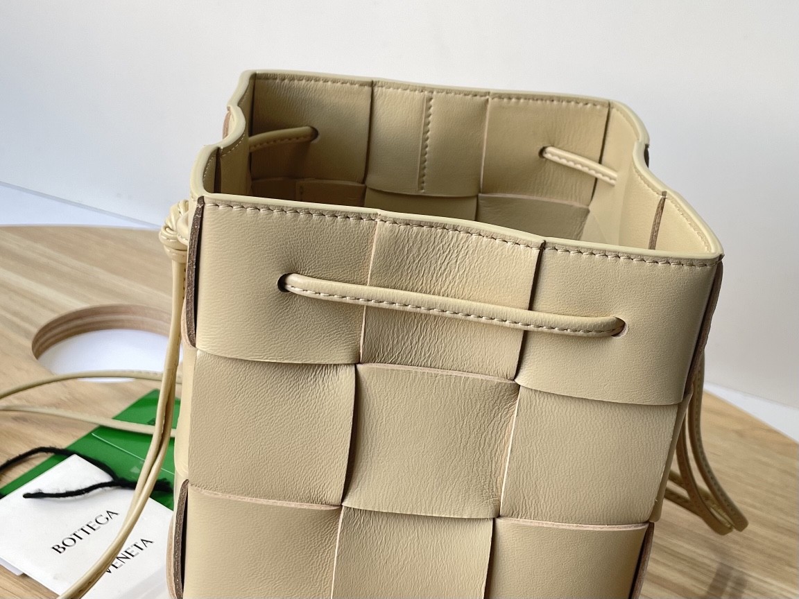 보테가베네타 숄더백