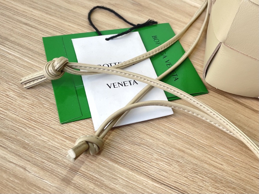 보테가베네타 숄더백