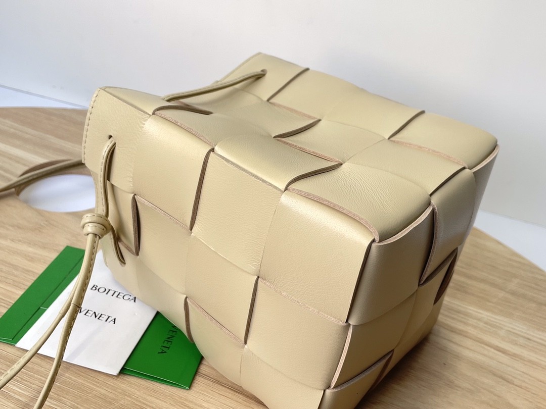 보테가베네타 숄더백