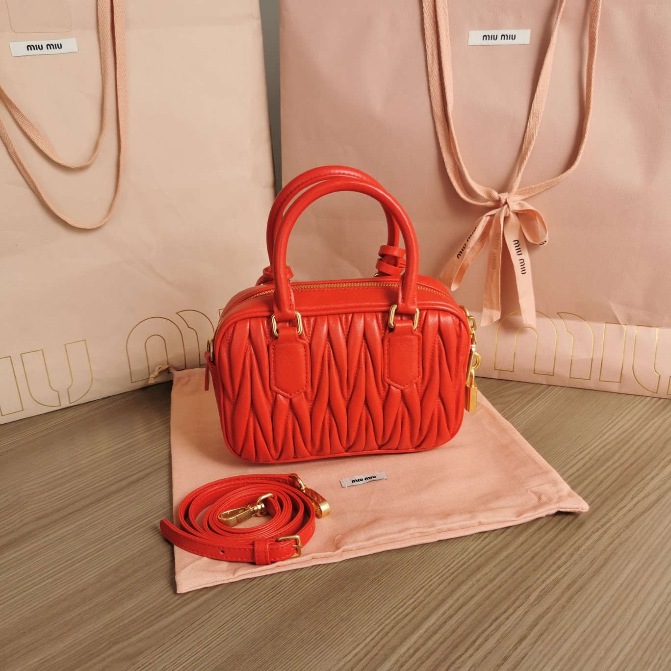 미우미우 MiuMiu 마틀라세 토트 백