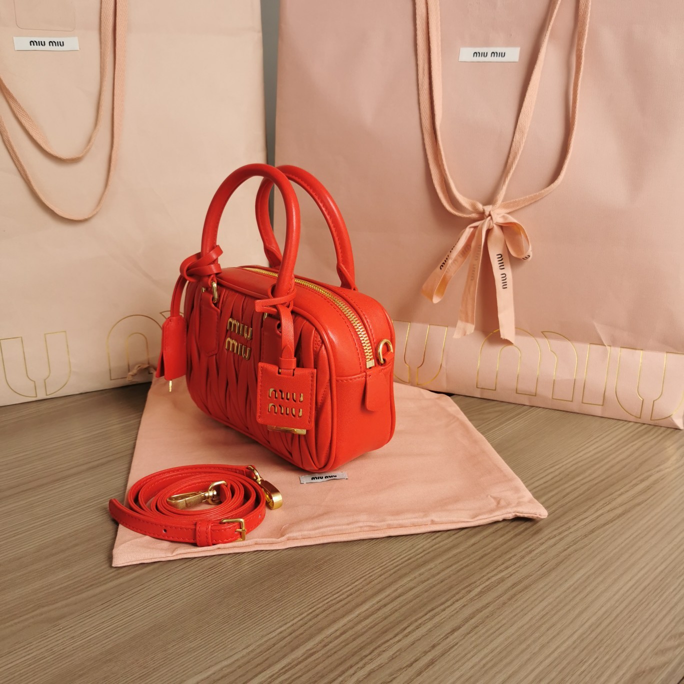 미우미우 MiuMiu 마틀라세 토트 백