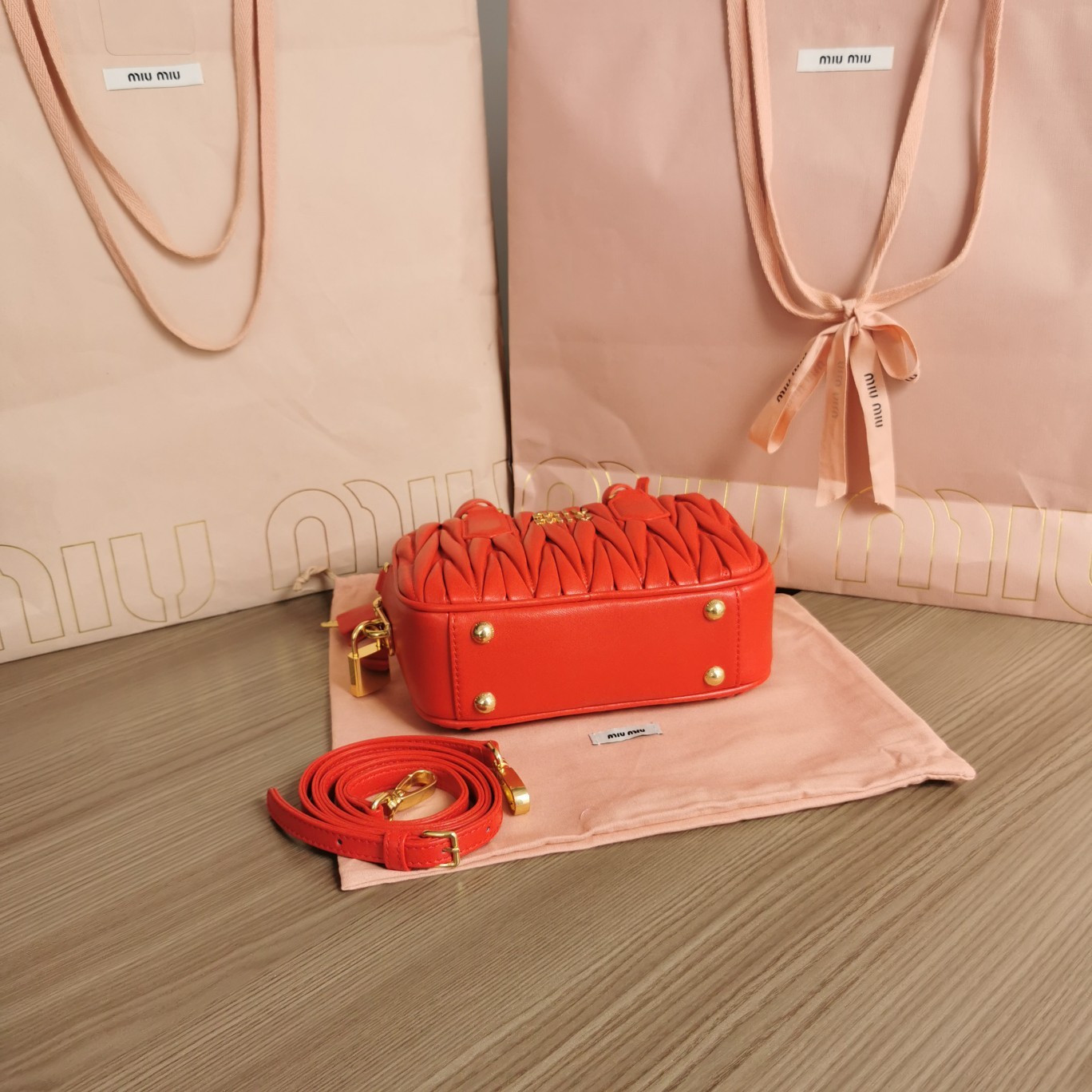 미우미우 MiuMiu 마틀라세 토트 백